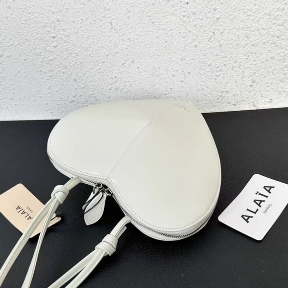 Alaia Cream Heart-Shaped Mini Shoulder Bag - Picture 4 of 6